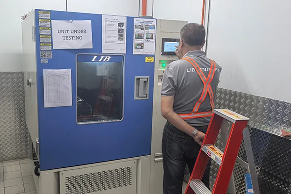 L'industria LIB mette in atto una garanzia di 3 anni con riparazioni sul campo in malesia e Singapore